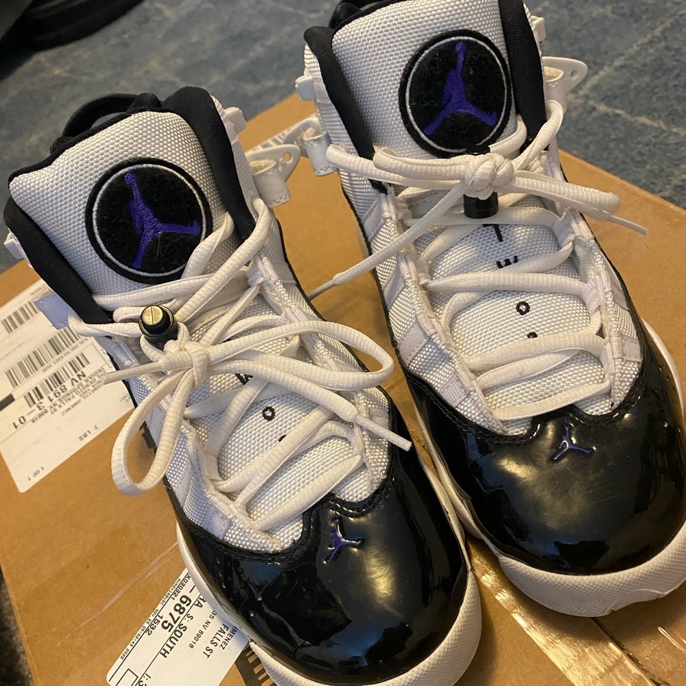 Jordan’s Newer. Worn maybe twice. Great condition !